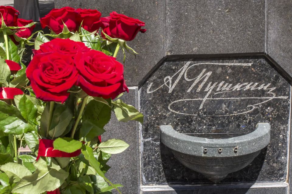 Сегодня в крымской столице в рамках XIX Международного фестиваля «Великое русское слово» по многолетней традиции состоялось возложение цветов к памятнику Александру Сергеевичу Пушкину Сегодня в крымской столице в рамках XIX Международного фестиваля «Великое русское слово» по многолетней традиции состоялось возложение цветов к памятнику Александру Сергеевичу Пушкину
