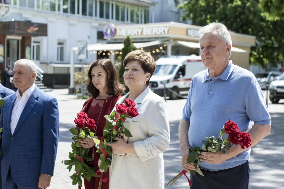 Сегодня в крымской столице в рамках XIX Международного фестиваля «Великое русское слово» по многолетней традиции состоялось возложение цветов к памятнику Александру Сергеевичу Пушкину Сегодня в крымской столице в рамках XIX Международного фестиваля «Великое русское слово» по многолетней традиции состоялось возложение цветов к памятнику Александру Сергеевичу Пушкину