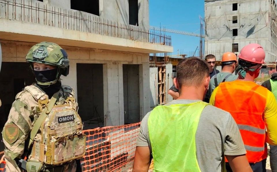 Спецназ Росгвардии принял участие в миграционном рейде в Севастополе