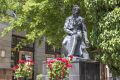 Сегодня в крымской столице в рамках XIX Международного фестиваля «Великое русское слово» по многолетней традиции состоялось возложение цветов к памятнику Александру Сергеевичу Пушкину