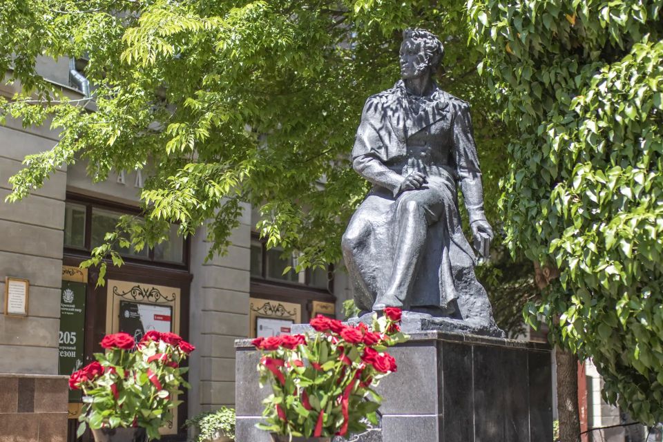 Сегодня в крымской столице в рамках XIX Международного фестиваля «Великое русское слово» по многолетней традиции состоялось возложение цветов к памятнику Александру Сергеевичу Пушкину