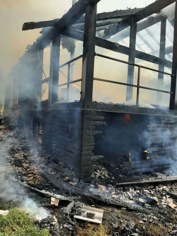 Пожар вспыхнул в деревянном частном доме в Бахчисарайском районе Пожар вспыхнул в деревянном частном доме в Бахчисарайском районе