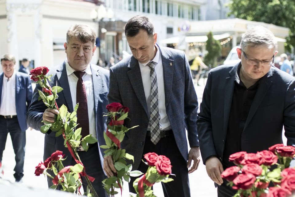 Сегодня в крымской столице в рамках XIX Международного фестиваля «Великое русское слово» по многолетней традиции состоялось возложение цветов к памятнику Александру Сергеевичу Пушкину Сегодня в крымской столице в рамках XIX Международного фестиваля «Великое русское слово» по многолетней традиции состоялось возложение цветов к памятнику Александру Сергеевичу Пушкину
