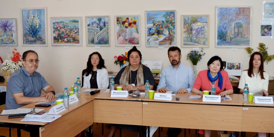 В Центральной городской библиотеке им. А. С. Пушкина для гостей и читателей прошла XI конференция «Благословенная Таврида в жизни и творчестве А. С. Пушкина» в рамках XIX Международного фестиваля «Великое русское слово» и...