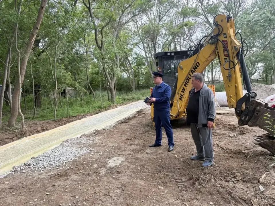 Прокуратура города Евпатории осуществляет надзорное сопровождение выполнения работ в рамках национального проекта «Инфраструктура для жизни» по благоустройству (капитальному ремонту) территории детского Мойнакского парка...