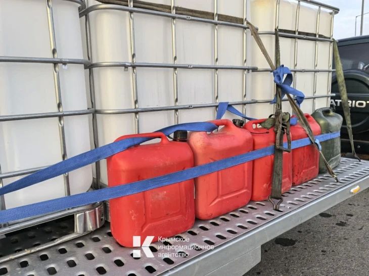 Некоторые крымчане, особенно географически приближенные к АЗС Краснодарского края, умудряются запасаться топливом, мотаясь с канистрами через Крымский мост