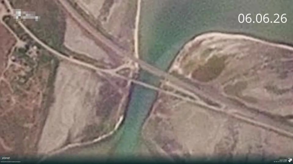 Последствия удара дронов ВСУ по мосту в Чонгаре из Крыма в Херсонскую область, снятые со спутника