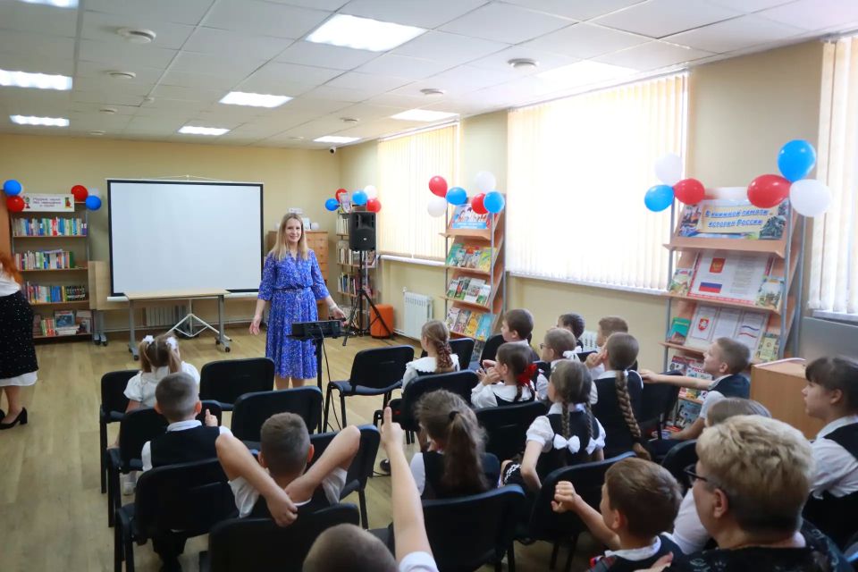 Сегодня свои двери после капитального ремонта вновь открыла районная детская библиотека имени Аркадия Петровича Гайдара Сегодня свои двери после капитального ремонта вновь открыла районная детская библиотека имени Аркадия Петровича Гайдара