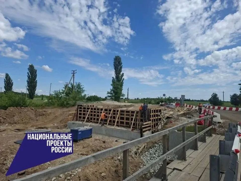 В Нижнегорском районе продолжается реконструкция моста Уютное — Зоркино — Чкалово В Нижнегорском районе продолжается реконструкция моста Уютное — Зоркино — Чкалово