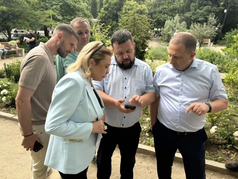 Янина Павленко: По многочисленным обращениям граждан выехали в сквер Шевченко Янина Павленко: По многочисленным обращениям граждан выехали в сквер Шевченко