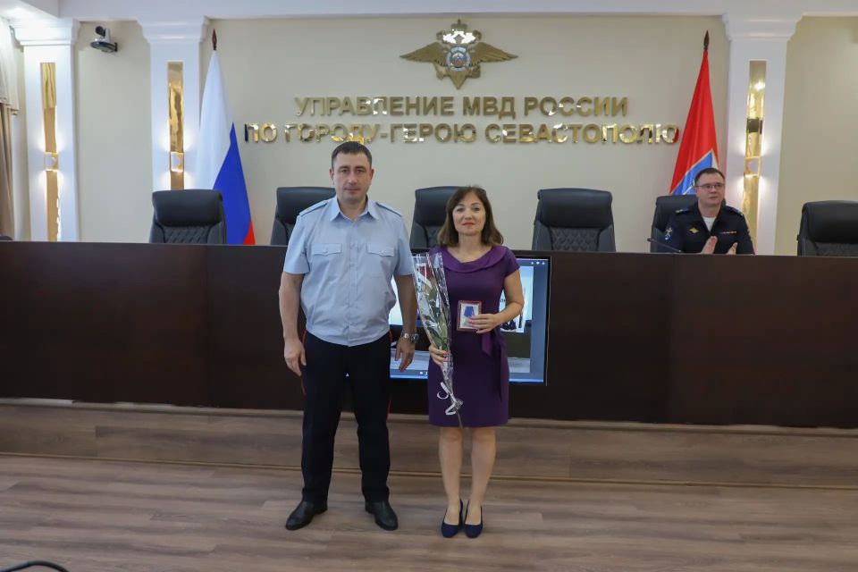 В преддверии Дня России начальник УМВД России по г. Севастополю генерал-майор полиции Сергей Сигунов вручил ведомственные награды сотрудникам органов внутренних дел В преддверии Дня России начальник УМВД России по г. Севастополю генерал-майор полиции Сергей Сигунов вручил ведомственные награды сотрудникам органов внутренних дел