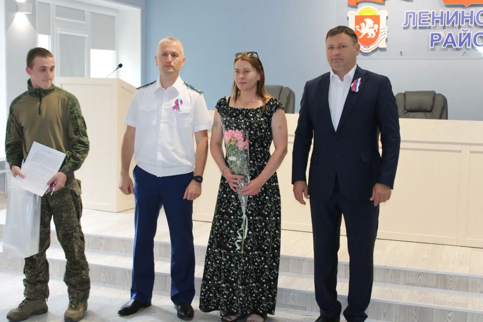 В преддверии государственного праздника нашей страны — Дня России — Глава Администрации Игорь Крутьков и Прокурор Ленинского района Алексей Масенко вручили ключи от собственного жилья жителям нашего района, оставшимся без... В преддверии государственного праздника нашей страны — Дня России — Глава Администрации Игорь Крутьков и Прокурор Ленинского района Алексей Масенко вручили ключи от собственного жилья жителям нашего района, оставшимся без...