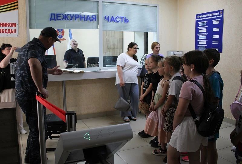 В преддверии Дня России школьники провели один день с транспортной полицией Крыма В преддверии Дня России школьники провели один день с транспортной полицией Крыма