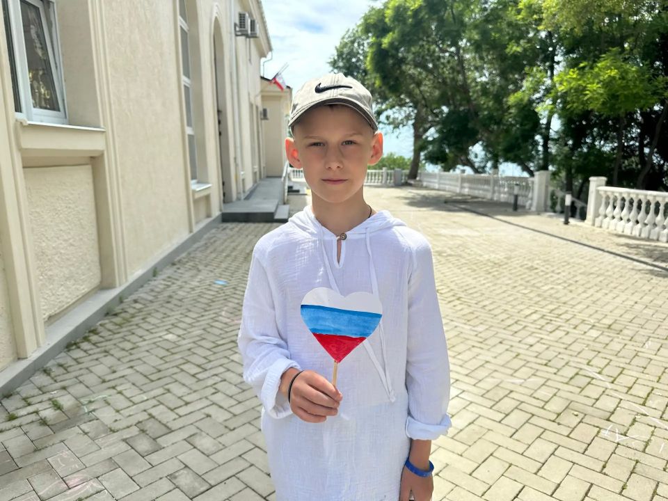 Родина в красках. Юные художники из студии изобразительного творчества «Живопись в Форосе» Форосского поселкового клуба готовятся праздновать один из главных государственных праздников страны – День России Талантливые... Родина в красках. Юные художники из студии изобразительного творчества «Живопись в Форосе» Форосского поселкового клуба готовятся праздновать один из главных государственных праздников страны – День России Талантливые...