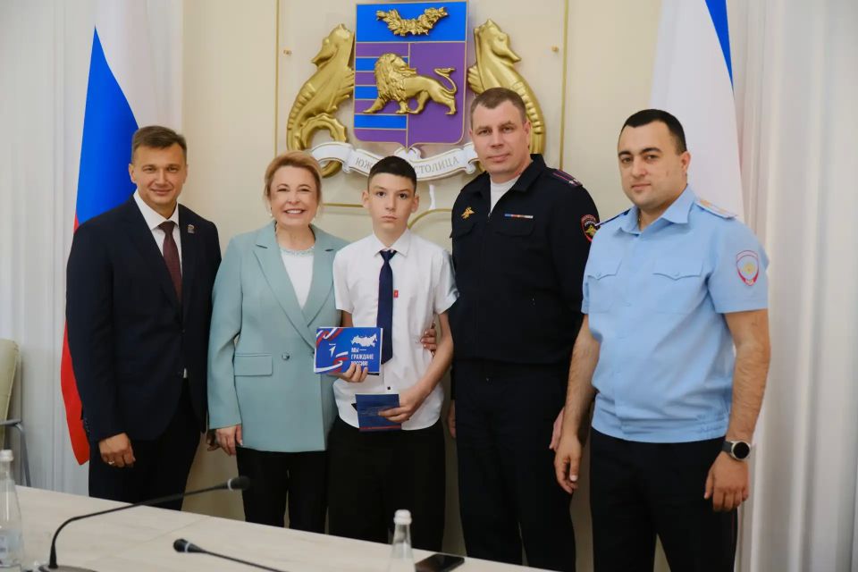 Янина Павленко: В преддверии Дня России вместе с Председателем Ялтинского городского совета Константином Шимановским и начальником УМВД России «Ялтинское», подполковником полиции Александром Злобиным традиционно вручили... Янина Павленко: В преддверии Дня России вместе с Председателем Ялтинского городского совета Константином Шимановским и начальником УМВД России «Ялтинское», подполковником полиции Александром Злобиным традиционно вручили...