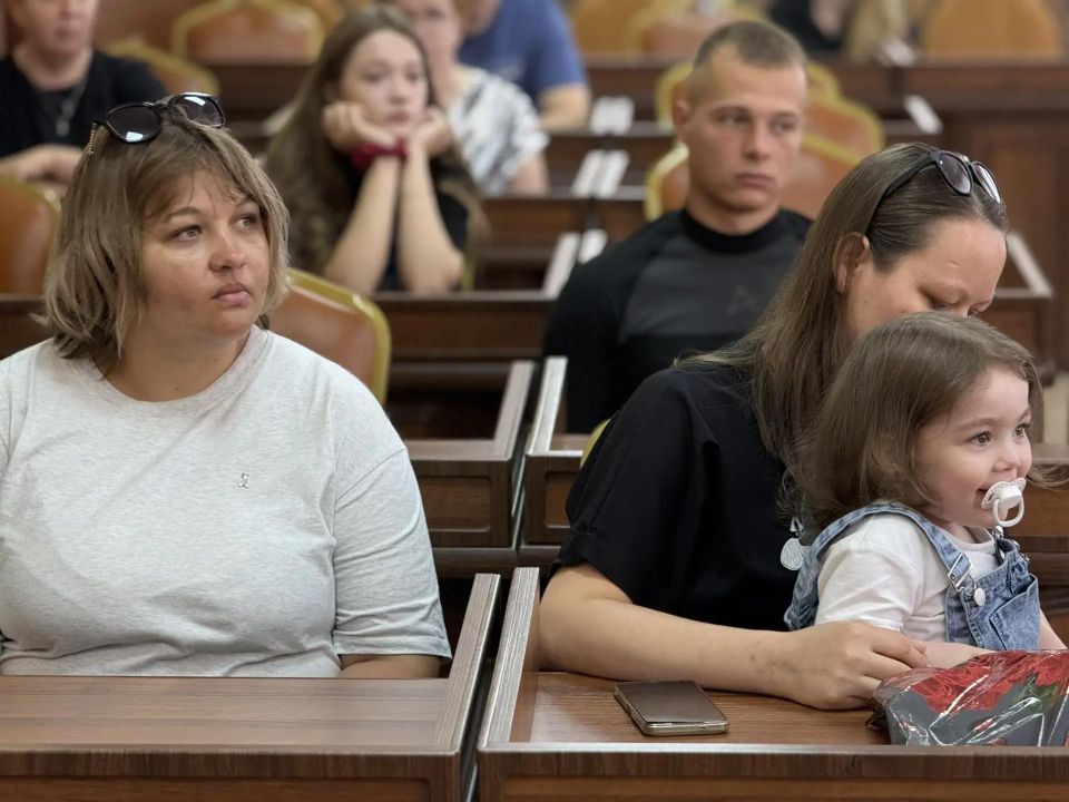 В преддверии Дня России для пяти жителей Джанкоя из числа детей-сирот и детей, оставшихся без попечения родителей, произошло долгожданное и радостное событие – они получили ключи от благоустроенных квартир В преддверии Дня России для пяти жителей Джанкоя из числа детей-сирот и детей, оставшихся без попечения родителей, произошло долгожданное и радостное событие – они получили ключи от благоустроенных квартир