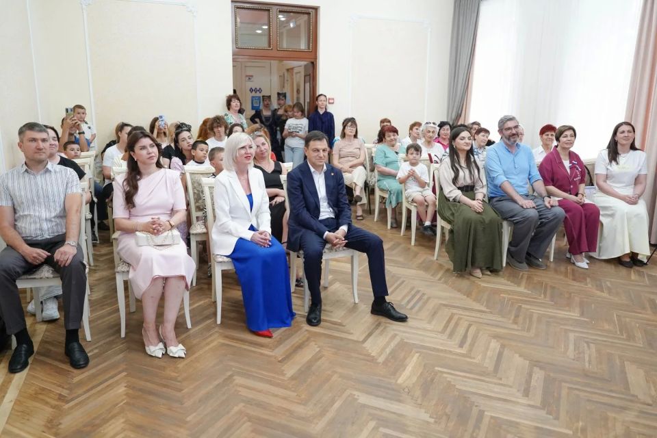 Руслан Якубов принял участие в награждении участников конкурса рисунков «Моя страна – моя Россия!» Руслан Якубов принял участие в награждении участников конкурса рисунков «Моя страна – моя Россия!»