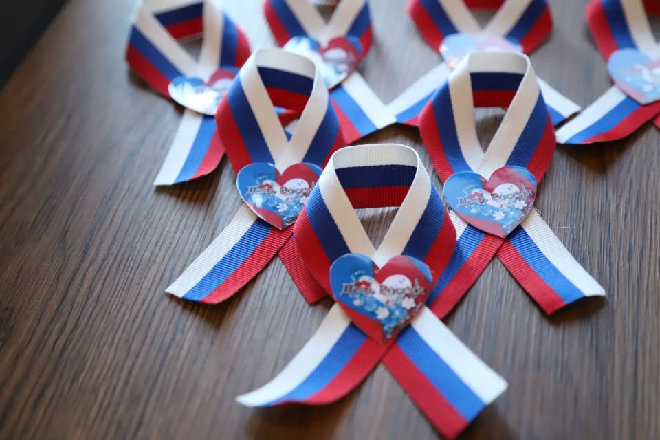 В преддверии главного государственного праздника — Дня России — возле здания администрации прошла патриотическая акция «Российский триколор» В преддверии главного государственного праздника — Дня России — возле здания администрации прошла патриотическая акция «Российский триколор»