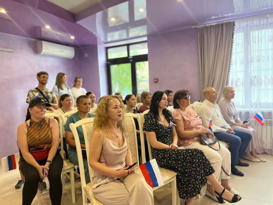 В преддверии Дня России в Советском отделе ЗАГС развернулось яркое торжество — юным жителям района с особой теплотой вручили паспорта! В преддверии Дня России в Советском отделе ЗАГС развернулось яркое торжество — юным жителям района с особой теплотой вручили паспорта!