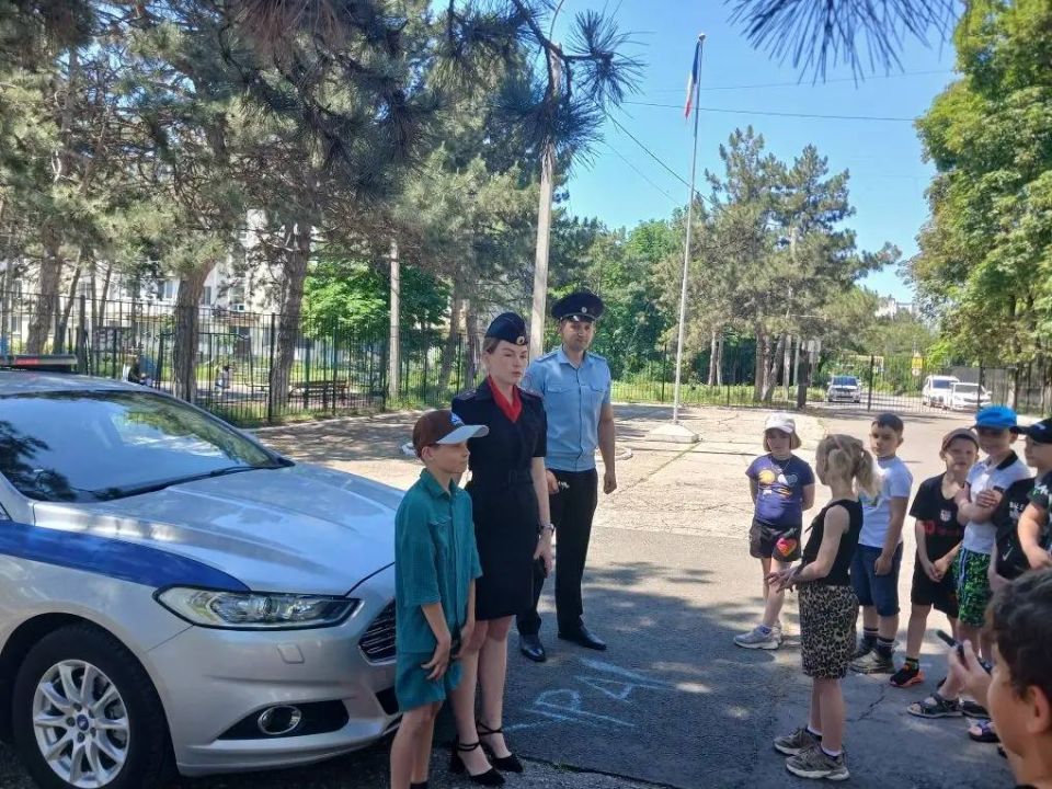 В преддверии Дня Российской Федерации, сотрудники Госавтоинспекции посетили детский пришкольный лагерь МБОУ СОШ 22 «имени С.Е. Войтенко» , где провели профилактическую беседу и продемонстрировали патрульный автомобиль В преддверии Дня Российской Федерации, сотрудники Госавтоинспекции посетили детский пришкольный лагерь МБОУ СОШ 22 «имени С.Е. Войтенко» , где провели профилактическую беседу и продемонстрировали патрульный автомобиль