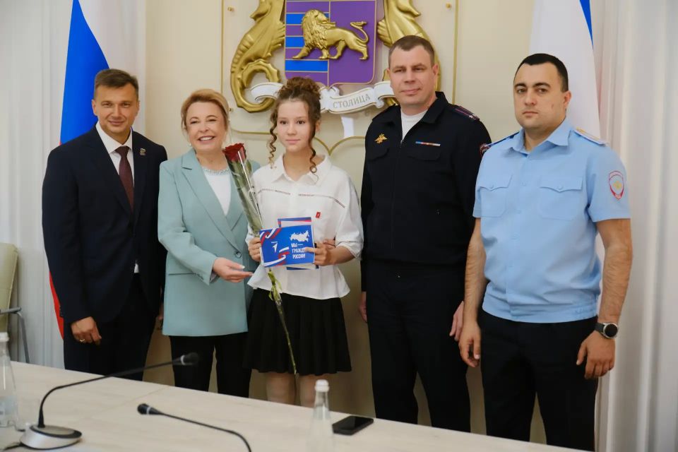 Янина Павленко: В преддверии Дня России вместе с Председателем Ялтинского городского совета Константином Шимановским и начальником УМВД России «Ялтинское», подполковником полиции Александром Злобиным традиционно вручили... Янина Павленко: В преддверии Дня России вместе с Председателем Ялтинского городского совета Константином Шимановским и начальником УМВД России «Ялтинское», подполковником полиции Александром Злобиным традиционно вручили...