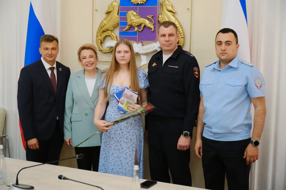 Янина Павленко: В преддверии Дня России вместе с Председателем Ялтинского городского совета Константином Шимановским и начальником УМВД России «Ялтинское», подполковником полиции Александром Злобиным традиционно вручили... Янина Павленко: В преддверии Дня России вместе с Председателем Ялтинского городского совета Константином Шимановским и начальником УМВД России «Ялтинское», подполковником полиции Александром Злобиным традиционно вручили...