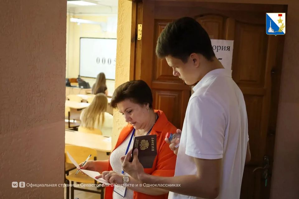 Почти тысяча севастопольских выпускников сдают ЕГЭ по обществознанию и физике