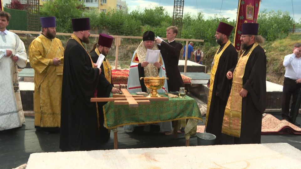 Первый камень. Чин освящения закладного камня в основание храма святых Царственных Страстотерпцев в Симферополе совершил владыка Тихон, митрополит Симферопольский и Крымский Первый камень. Чин освящения закладного камня в основание храма святых Царственных Страстотерпцев в Симферополе совершил владыка Тихон, митрополит Симферопольский и Крымский