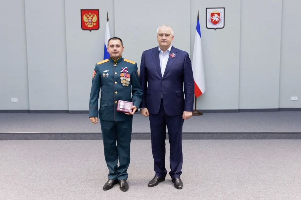Крымчанам вручили награды в преддверии Дня России