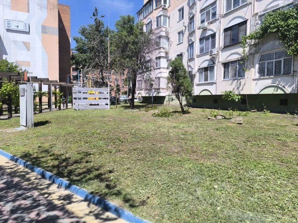 В многоквартирных домах Керчи и на прилегающих территориях по заявкам жильцов управляющие компании ведут различные виды ремонтных работ: В многоквартирных домах Керчи и на прилегающих территориях по заявкам жильцов управляющие компании ведут различные виды ремонтных работ: