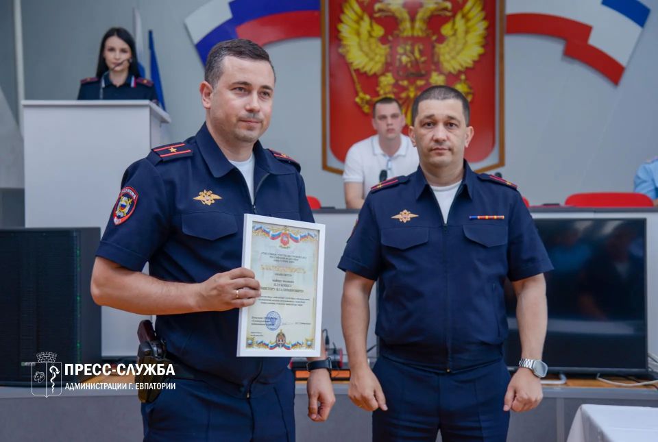 Илья Сениченко поздравил сотрудников полиции с Днем России Илья Сениченко поздравил сотрудников полиции с Днем России