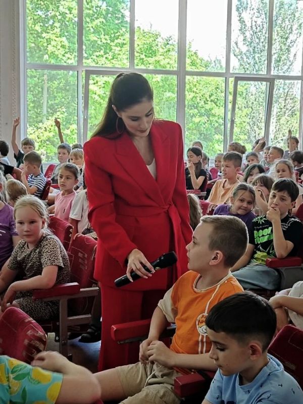 Театр, который предупреждает: «Фон Театр, который предупреждает: «Фон