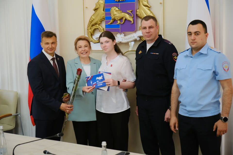 Янина Павленко: В преддверии Дня России вместе с Председателем Ялтинского городского совета Константином Шимановским и начальником УМВД России «Ялтинское», подполковником полиции Александром Злобиным традиционно вручили... Янина Павленко: В преддверии Дня России вместе с Председателем Ялтинского городского совета Константином Шимановским и начальником УМВД России «Ялтинское», подполковником полиции Александром Злобиным традиционно вручили...