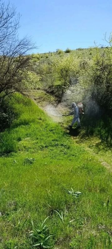 Не все герои носят плащи , некоторые носят защитные костюмы! Не все герои носят плащи , некоторые носят защитные костюмы!