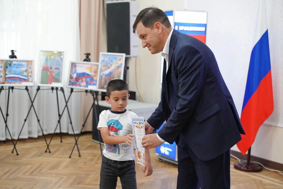 Руслан Якубов принял участие в награждении участников конкурса рисунков «Моя страна – моя Россия!» Руслан Якубов принял участие в награждении участников конкурса рисунков «Моя страна – моя Россия!»