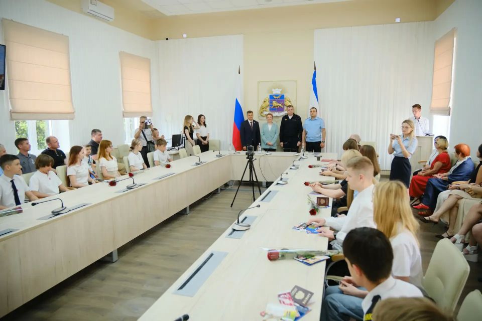 Янина Павленко: В преддверии Дня России вместе с Председателем Ялтинского городского совета Константином Шимановским и начальником УМВД России «Ялтинское», подполковником полиции Александром Злобиным традиционно вручили... Янина Павленко: В преддверии Дня России вместе с Председателем Ялтинского городского совета Константином Шимановским и начальником УМВД России «Ялтинское», подполковником полиции Александром Злобиным традиционно вручили...