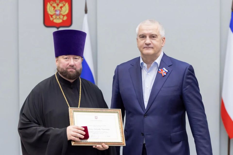 Крымчанам вручили награды в преддверии Дня России Крымчанам вручили награды в преддверии Дня России