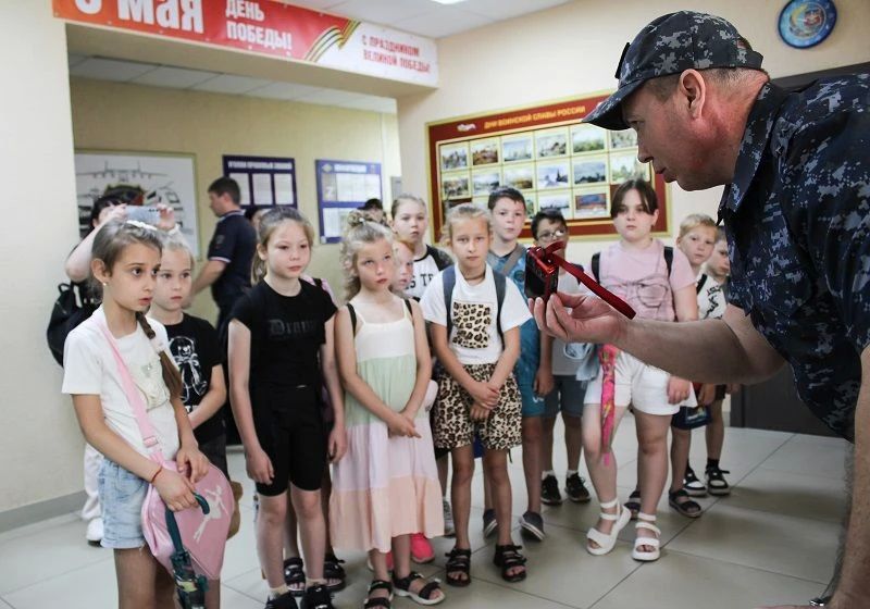В преддверии Дня России школьники провели один день с транспортной полицией Крыма В преддверии Дня России школьники провели один день с транспортной полицией Крыма