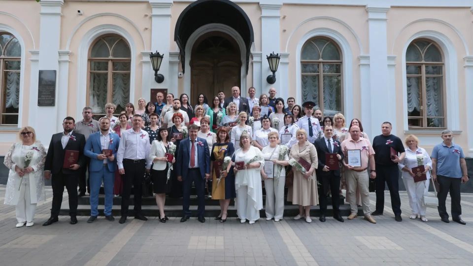 Награждение лучших работников Крыма в преддверии Дня России Награждение лучших работников Крыма в преддверии Дня России