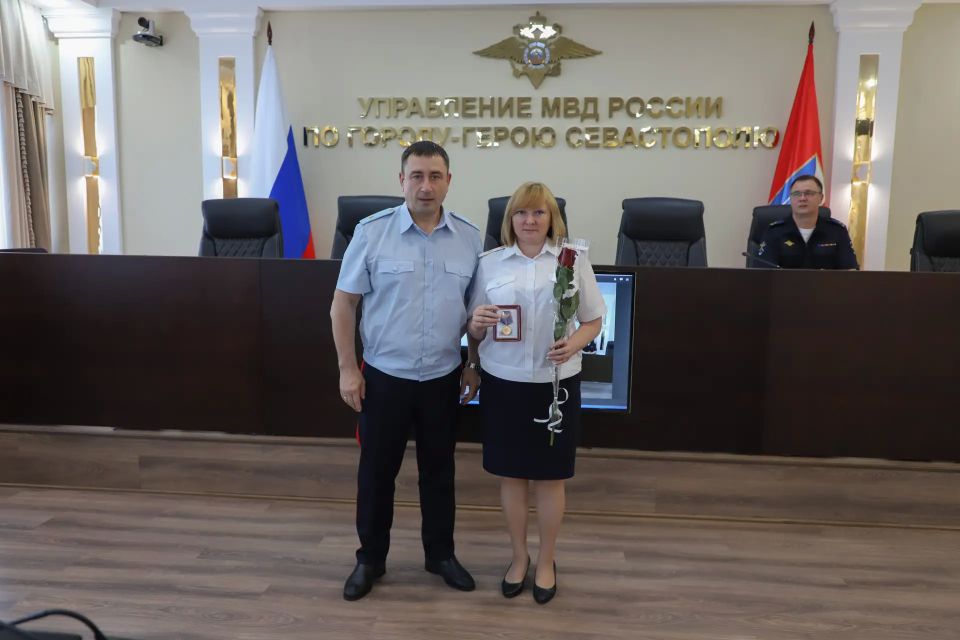 В преддверии Дня России начальник УМВД России по г. Севастополю генерал-майор полиции Сергей Сигунов вручил ведомственные награды сотрудникам органов внутренних дел В преддверии Дня России начальник УМВД России по г. Севастополю генерал-майор полиции Сергей Сигунов вручил ведомственные награды сотрудникам органов внутренних дел