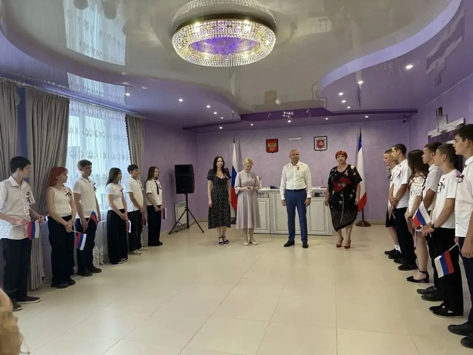 В преддверии Дня России в Советском отделе ЗАГС развернулось яркое торжество — юным жителям района с особой теплотой вручили паспорта!