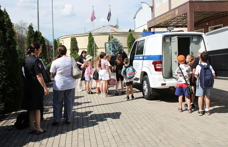 В преддверии Дня России школьники провели один день с транспортной полицией Крыма В преддверии Дня России школьники провели один день с транспортной полицией Крыма
