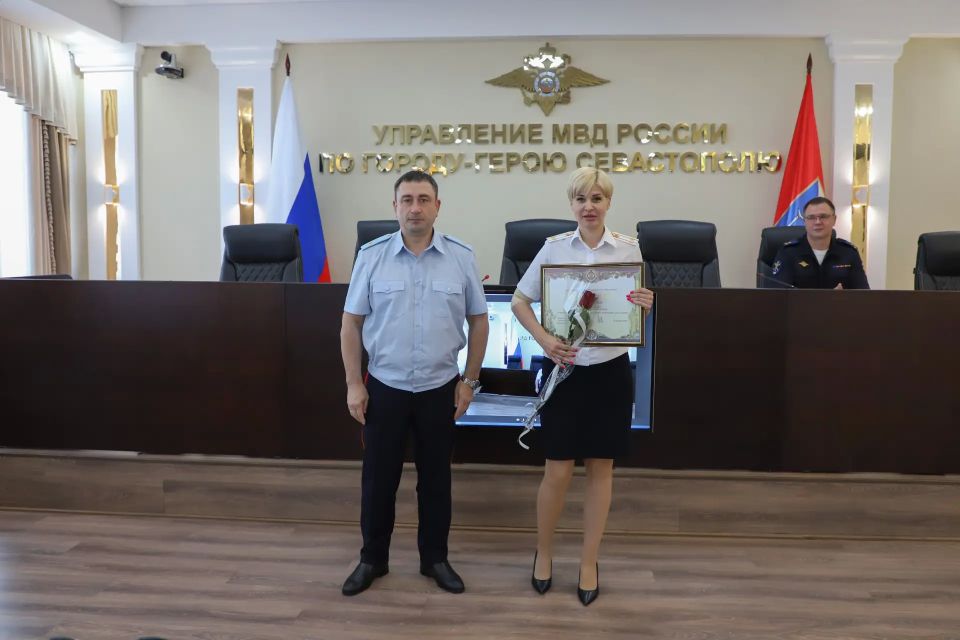 В преддверии Дня России начальник УМВД России по г. Севастополю генерал-майор полиции Сергей Сигунов вручил ведомственные награды сотрудникам органов внутренних дел