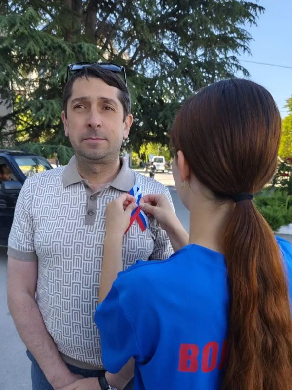 В преддверии главного государственного праздника — Дня России — возле здания администрации прошла патриотическая акция «Российский триколор» В преддверии главного государственного праздника — Дня России — возле здания администрации прошла патриотическая акция «Российский триколор»
