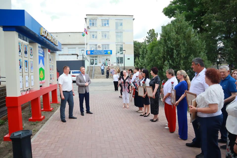 В преддверии Дня России открыли обновлённую Доску почёта Белогорского района и чествовали жителей, которые своим трудом, профессионализмом и преданностью делу вносят вклад в развитие нашей малой Родины В преддверии Дня России открыли обновлённую Доску почёта Белогорского района и чествовали жителей, которые своим трудом, профессионализмом и преданностью делу вносят вклад в развитие нашей малой Родины