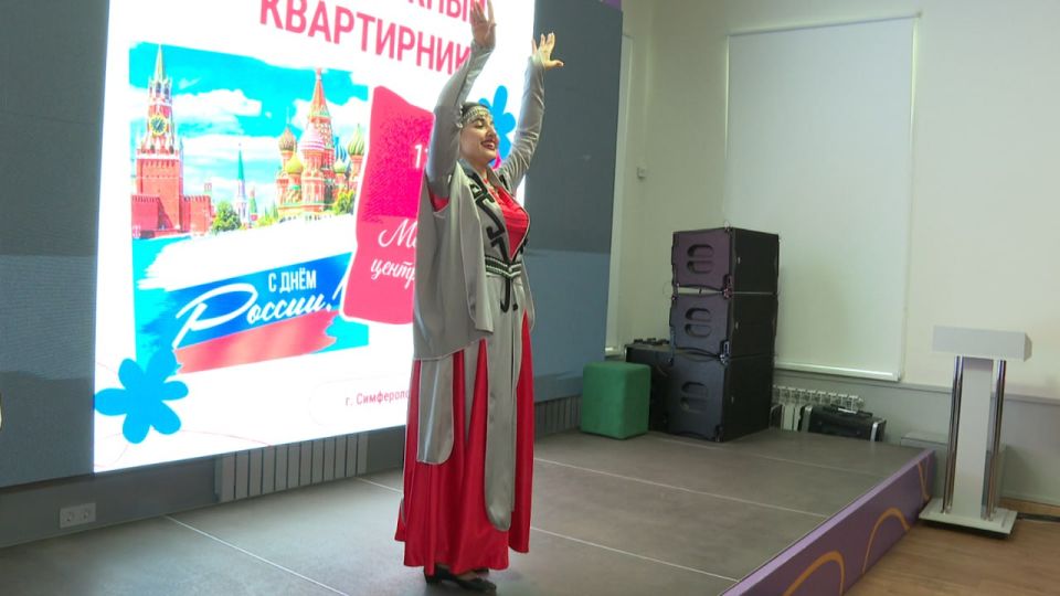 Молодые таланты. В молодёжном центре «Чехов» в преддверии Дня России состоялся творческий квартирник Молодые таланты. В молодёжном центре «Чехов» в преддверии Дня России состоялся творческий квартирник