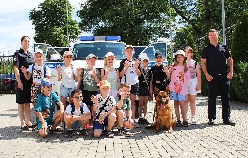 В преддверии Дня России школьники провели один день с транспортной полицией Крыма В преддверии Дня России школьники провели один день с транспортной полицией Крыма