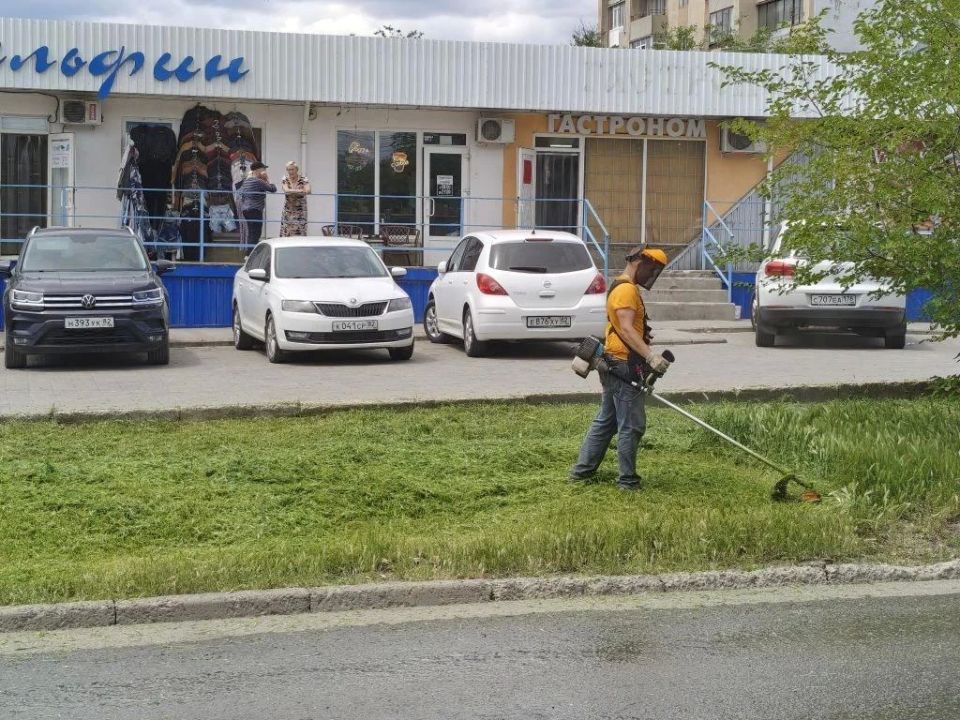 Сотрудники МБУ «Город» ежедневно проводят работы по покосу травы на территории Симферополя Сотрудники МБУ «Город» ежедневно проводят работы по покосу травы на территории Симферополя