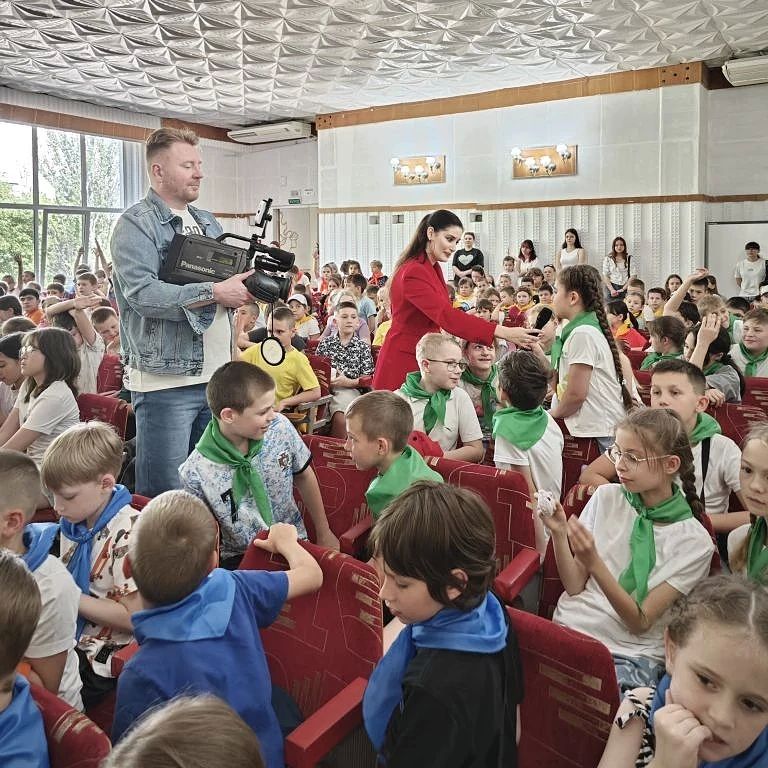 Театр, который предупреждает: «Фон Театр, который предупреждает: «Фон