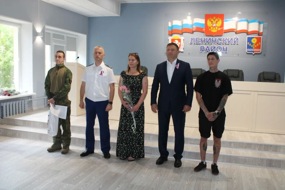 В преддверии государственного праздника нашей страны — Дня России — Глава Администрации Игорь Крутьков и Прокурор Ленинского района Алексей Масенко вручили ключи от собственного жилья жителям нашего района, оставшимся без... В преддверии государственного праздника нашей страны — Дня России — Глава Администрации Игорь Крутьков и Прокурор Ленинского района Алексей Масенко вручили ключи от собственного жилья жителям нашего района, оставшимся без...